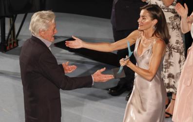 La reina Letizia entregando este domingo a Michael Douglas el premio ‘Masters of Cinema’