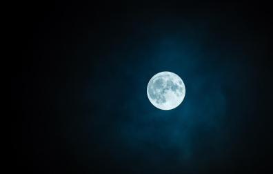 La luna llena de agosto es considerada Luna Azul por ser la tercera luna llena desde el solsticio de junio