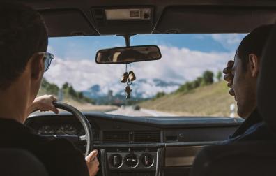 Un par de personas conduciendo