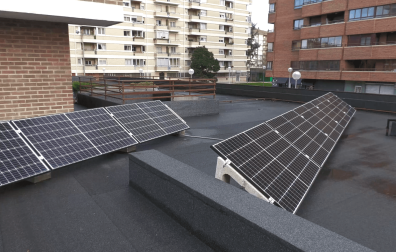 Imagen de archivo de unas placas solares instaladas en un edificio