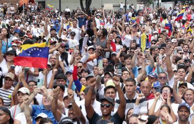Ciudadanos asisten a una manifestación de apoyo al candidato a la presidencia de Venezuela Edmundo González Urrutia este martes, en Caracas