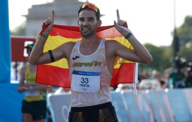 El atleta español Martín Álvaro celebra su medalla de bronce al finalizar la prueba de los 20km marcha masculinos de los Juegos Olímpicos de París 2024