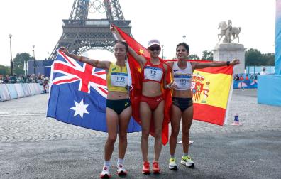 La china Jiayu Yang (C) posa junto a la segunda clasificada, la española María Pérez (d), y a la neozelandesa Jemima Montag (i), tercera, tras cruza la línea de meta