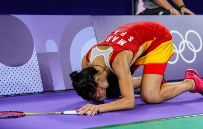 Carolina Marín llora en la pista tras darse cuenta de que su lesión en la rodilla le impide seguir en los Juegos Olímpicos de París