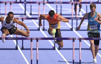 El vallista navarro Asier Martínez durante la segunda serie de los 110m valla masculinos en los Juegos Olímpicos de París 2024