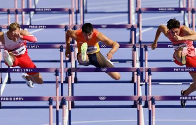 El atleta navarro Asier Martínez, en la repesca de los 110m vallas masculinos, este lunes, en los Juegos Olímpicos de París 2024