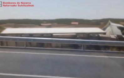 El camión, volcado tras salirse de la carretera