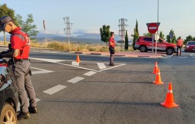 Un control de la Policía Foral en el cruce de Badostáin