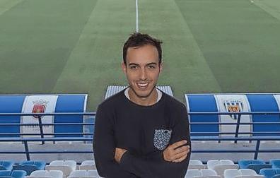 Borja Jiménez, en la grada del Merkatondoa en la temporada 16-17