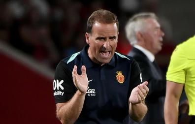 El entrenador del Mallorca, Jagoba Arrasate, aplaude a sus jugadores en el partido contra el Real Madrid