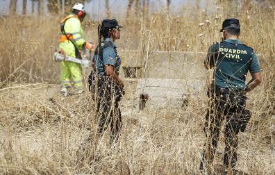 Agentes de la Guardia Civil inspeccionan un paraje de Mocejón en busca de pistas