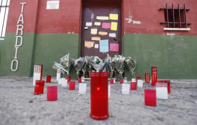 Velas y flores en homenaje ante el polideportivo Ángel Tardío en Mocejón (Toledo)