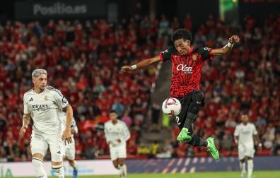Mojica salta a por el balón en el primer partido de Liga que enfrentó al Mallorca con el Real Madrid