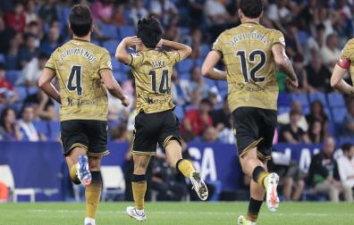 Takefusa Kubo se lleva la manos a las orejas tras marcar el tanto del triunfo de la Real perseguido por sus compañeros