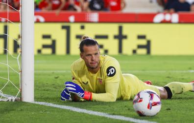 El meta del Sevilla, Orjan Nyland, observa el esférico tras una jugada del encuentro