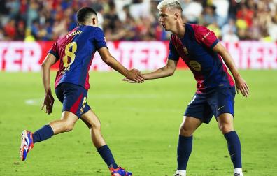 Pedri y Dani Olmo se saludan tras anotar el primero el 1.1 contra el Rayo Vallecano