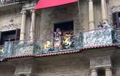 Miguel Flores Quirós, el Capullo de Jerez para el flamenco, ha actuado este jueves en el ciclo 'Calles, balcones y patios' del Festival Flamenco On Fire 2024. En el recital, desde el balcón principal de la Casa Consistorial de Pamplona, ha estado acompañado por el guitarrista Ramón Trujillo.