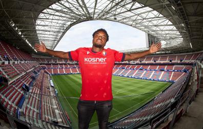 Enzo Boyomo, en las gradas del estadio de El Sadar tras ser fichado por Osasuna