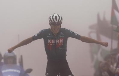 Pablo Castrillo (Kern Pharma) celebra su victoria en la decimoquinta etapa de la Vuelta ciclista a España disputada este domingo entre Infiesto y Cuitu Negru