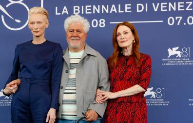 Tilda Swinton, Pedro Almodóvar y Julianne Moore posan en el photocall del Festival de Cine de Venecia
