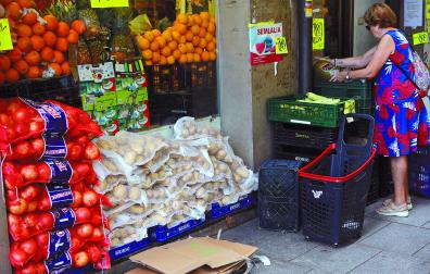 Las fruterías pueden sacar sus productos a la calle siempre que no estén en contacto con el suelo