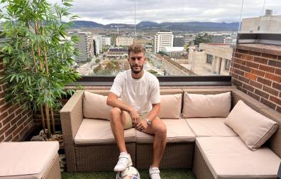 Roberto Torres, en su casa de Pamplona, donde pasa los últimos días antes de definir su nuevo destino.	dn