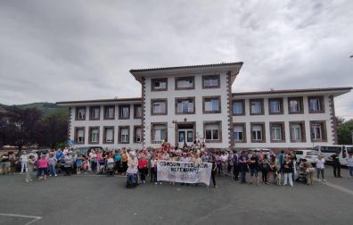 Imagen de una concentración de protesta llevada a cabo meses atrás frente al Centro de Salud de Elizondo.