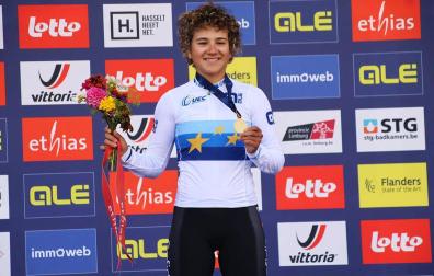 Paula Ostiz, con el maillot que acredita como campeona de Europa y la medalla de oro, en Limburg