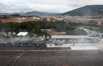 Vista panorámica de la cubierta afectada por las llamas, que corresponde a la parte norte del edificio de la Policía Municipal y que ayer continuó ardiendo a lo largo del día