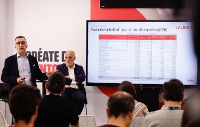 Javier Tebas, presidente de LaLiga, y Javier Gómez, director general corporativo, ayer en la exposición de los límites salariales.	efe