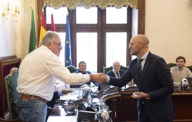 El alcalde Joseba Asiron(EH Bildu) estrecha la mano al nuevo concejal de la corporación, Fernando Aranguren (UPN)