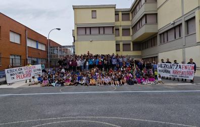 Concentración en el patio del colegio público Atargi de Villava
