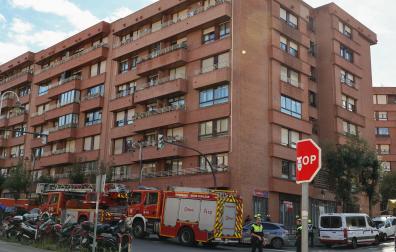 Un hombre atrincherado en el domicilio familiar en Bilbao amenaza con suicidarse arrojándose por la ventana tras haber herido este viernes a sus padres con un cuchillo