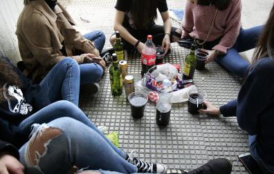 Un grupo de jóvenes haciendo botellón, en una imagen de archivo.