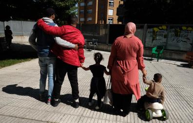 Youssef, agarrado por el traductor para que no pierda el equilibrio, junto a Ilham y sus dos hijos pequeños, de 4 y 3 años