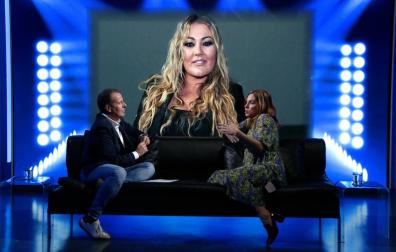 Un momento de la entrevista de Roberto Cámara a Leire Martínez, en el programa 'Cara a cara' de Navarra TV, con una imagen de Amaia Montero en la pantalla del fondo