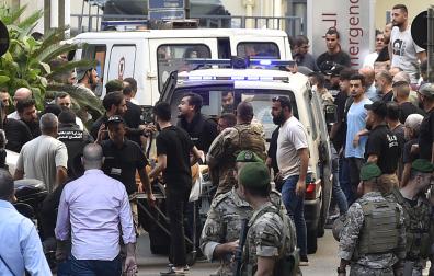 Equipos de emergencias trasladan a uno de los heridos en Beirut