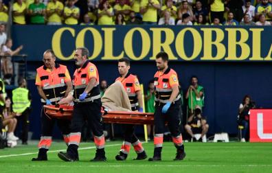 El guardameta alemán del FC Barcelona, Marc-André ter Stegen, es retirado en camilla tras caer lesionado en el partido contra el Villarreal