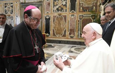 Florencio Roselló entrega al Papa Francisco un 'papamóvil' de juguete hecho por un preso de la cárcel de Castellón.