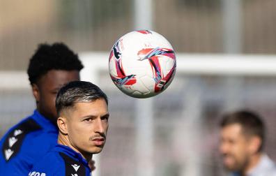 Bryan Zaragoza observa el balón en el último entrenamiento antes de viajar a Valencia.	osasuna