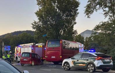 Efectivos de bomberos y agentes de la Guardia Civil, en el lugar del accidente