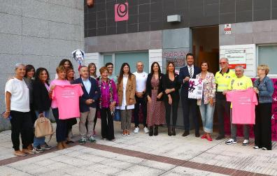 Miembros de Saray, patrocinadores y colaboradores durante la presentación de la XIII carrera solidaria