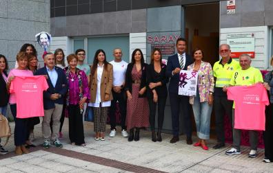 Miembros de Saray, patrocinadores y colaboradores durante la presentación de la XIII carrera solidaria.