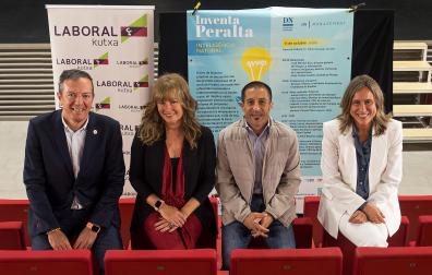 Desde la izda., Eduardo Elizalde, de Laboral Kutxa; Belén Galindo, responsable de comunicación del Grupo La Información; Juan Carlos Castillo, alcalde de Peralta; y Alicia Nicolás, directora comercial de Brandok, ayer en la presentación de Inventa Peralta