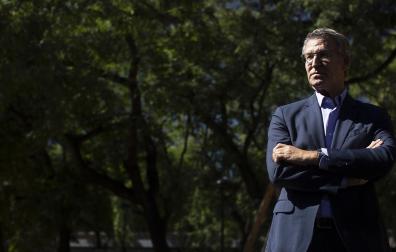 El líder del PP, Alberto Núñez Feijóo, atiende a los medios de comunicación tras visitar la Asociación de Familias Numerosas de Cataluña
