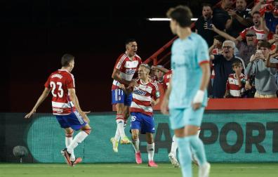 Bryan celebra uno de los goles contra el Barcelona junto a Uzuni y Gumbau. Delante, Joao Félix.	reuters