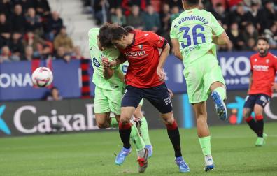 Budimir remata de cabeza la acción del primer gol contra el Barcelona
