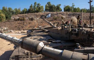 Tropas y carros de combate del Ejército de Israel cerca de la frontera con Líbano