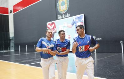 Unai Laso, Peio Etxeberria y Joseba Ezkurdia, en Bilbao.