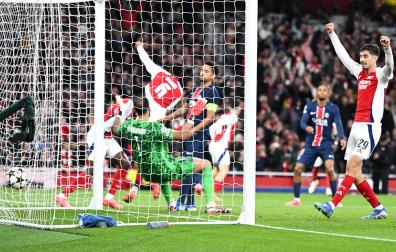 Kai Havertz (dcha.) celebra el primer tanto contra el PSG